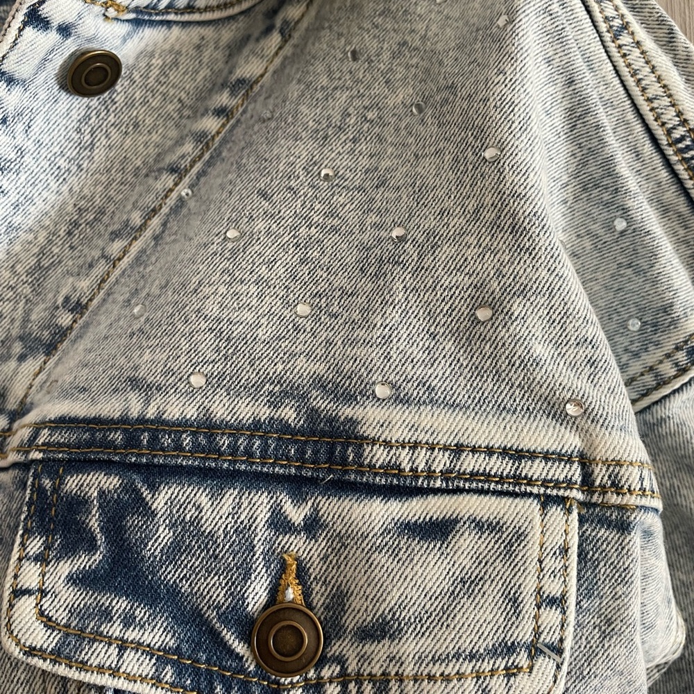 SO Denim Jacket Womens Acid Wash Studded Oversized Trucker Jean Jacket -M - Picture 2 of 5